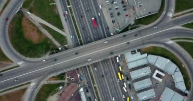Kiev bölgesinde Poznyaki yol kavşağı arabalar, Ukrayna ile havadan görünümü