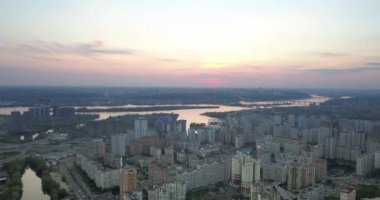 Modern yollar, binalar ve göller, raine ile havadan görünümü şehir Kiev bölgesinin Poznyaki 