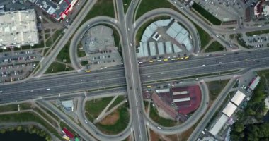 Kiev bölgesinde Poznyaki yol kavşağı arabalar, Ukrayna ile havadan görünümü