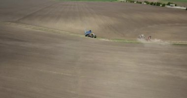 bahar tarlayı bir traktörün havadan görünümü