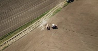 bahar tarlayı bir traktörün havadan görünümü