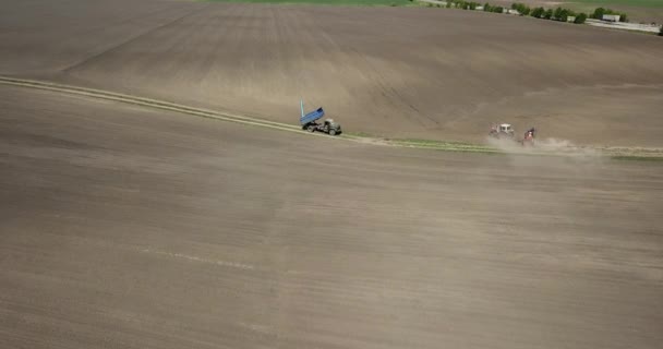 Letecký Pohled Traktor Orat Pole Jaře — Stock video