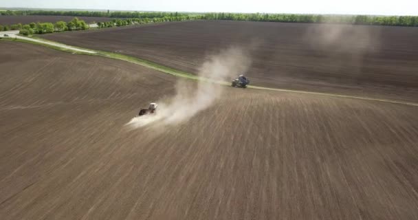 Légi Felvétel Traktor Szántás Tavaszi Mező — Stock videók