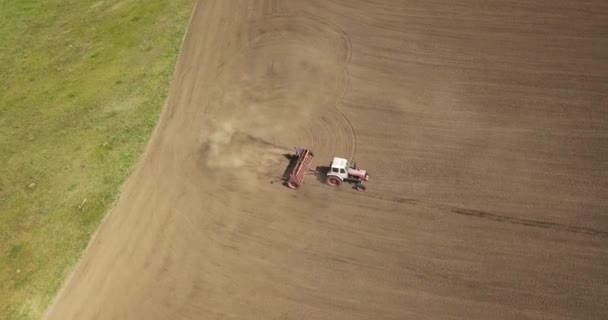 Légi Felvétel Traktor Szántás Tavaszi Mező — Stock videók