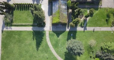 Dron binalar ve Ulusal Sergi Merkezi Kiev, Ukrayna araçlık otopark ile simetrik Meydanı manzaralı fotoğrafları.