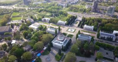 Dron binalar ve Ulusal Sergi Merkezi Kiev, Ukrayna araçlık otopark ile simetrik Meydanı manzaralı fotoğrafları.