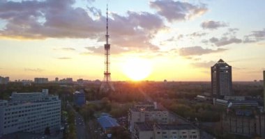 panoramik şehir modern binalar ile Tv Kulesi ile Dorogozhychi bölgesi. Kyiv, Ukrayna