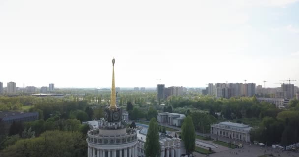 キエフ ウクライナでの車の駐車場を持つ国立エキシビション センターの対称的な広場の景色を無人機からの写真 — ストック動画