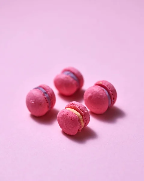 분홍색 평면에 분홍색 마카롱의 크리에이 레이아웃 — 스톡 사진