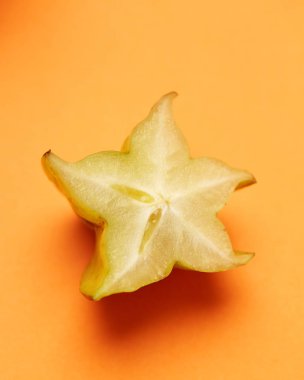 egzotik Carambola ya da Star meyve sarı zemin üzerine yarısı