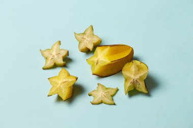 egzotik Carambola ya da Star meyve dilimleri sarı zemin üzerine