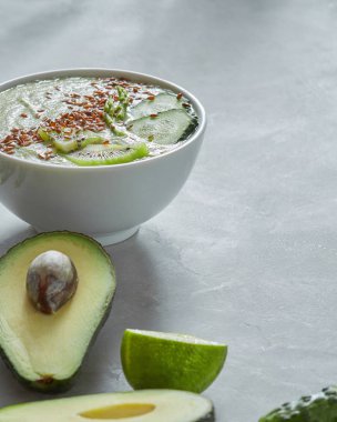 avokado, limon, salatalık, kuşkonmaz, ıspanak ve keten tohumu beton zemin üzerine yapılmış yeşil smoothie ile kase