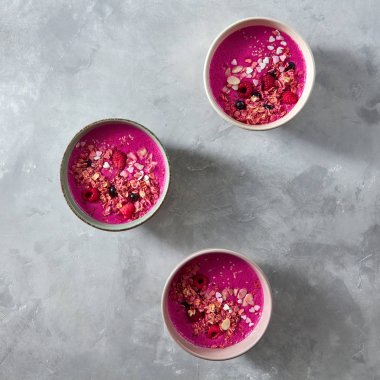 granola, pancar ve seramik kaseler, meyveleri ile güler yüzlü sağlıklı kahvaltı 