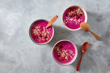 granola, pancar ve çilek ile tahta kaşıklar, seramik kase ile güler yüzlü sağlıklı kahvaltı 