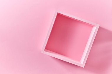 kare ahşap kitaplık veya pembe arka plan karede