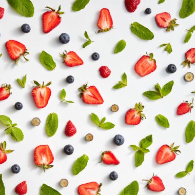 renkli desen nane yaprakları, çilek ve beyaz arka plan üzerinde yaban mersini