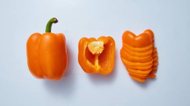 mavi arka plan, düz yatıyordu sarı kırmızı biber biber dilimlenmiş