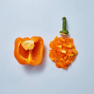 mavi arka plan, düz yatıyordu sarı kırmızı biber biber dilimlenmiş