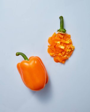 mavi arka plan, düz yatıyordu sarı kırmızı biber biber dilimlenmiş