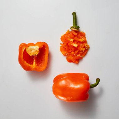 mavi arka plan, düz yatıyordu sarı kırmızı biber biber dilimlenmiş