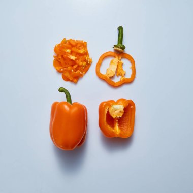 mavi arka plan, düz yatıyordu sarı kırmızı biber biber dilimlenmiş