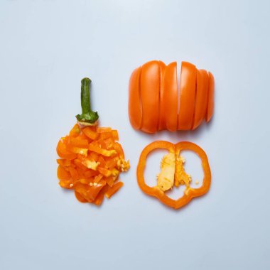 mavi arka plan, düz yatıyordu sarı kırmızı biber biber dilimlenmiş