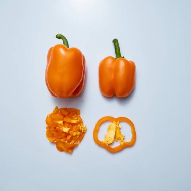 mavi arka plan, düz yatıyordu sarı kırmızı biber biber dilimlenmiş