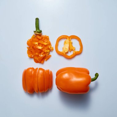 mavi arka plan, düz yatıyordu sarı kırmızı biber biber dilimlenmiş