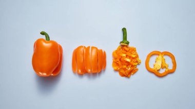 mavi arka plan, düz yatıyordu sarı kırmızı biber biber dilimlenmiş