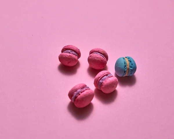 Layout Creativo Fatto Macaron Colorati Blu Rosa Sfondo Rosa Posa — Foto Stock