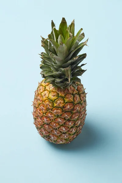 Délicieux Ananas Tropical Sur Fond Bleu — Photo