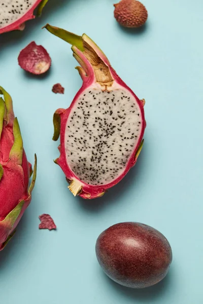 Reife Hälften Tropischer Früchte Pitahaya Oder Drachenfrucht — Stockfoto