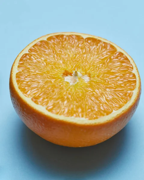 Rijpe Helft Van Oranje Citrusvruchten Blauwe Achtergrond — Stockfoto