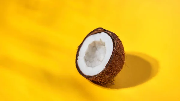 Metade Fruta Coco Tropical Fundo Amarelo — Fotografia de Stock