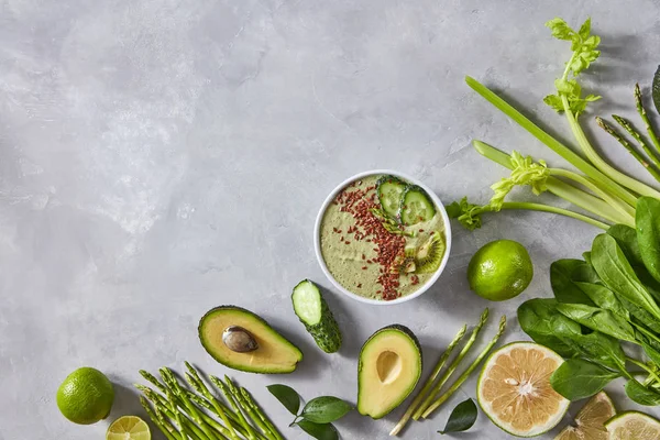 Mísa Zelené Smoothie Avokáda Vápno Okurky Chřest Špenát Semena Lnu — Stock fotografie