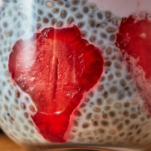 Iogurte Caseiro Com Sementes Chia Metades Morango Maduro — Fotografia de Stock