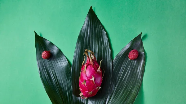 Frutas Tropicales Maduras Lichi Pithaya Sobre Hojas Verdes Sobre Fondo —  Fotos de Stock