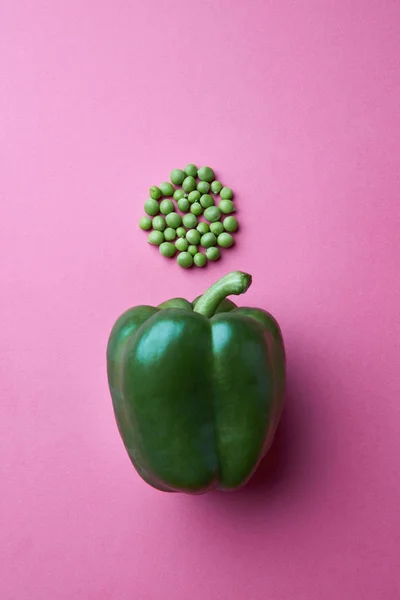 Peperone Verde Biologico Piselli Verdi Sfondo Rosa Posa Piatta — Foto Stock