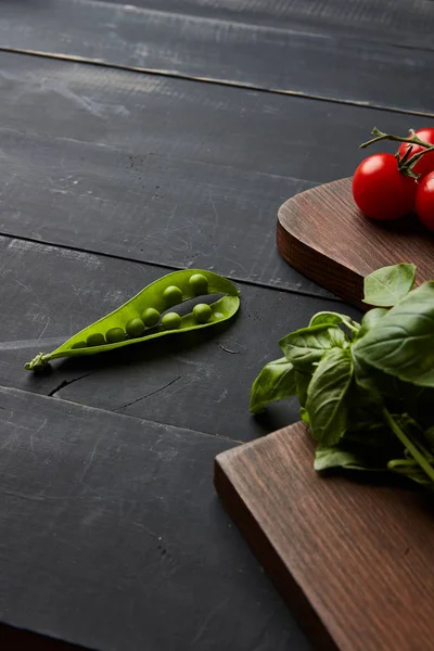 Gesundes Rohes Gemüse Auf Holztisch Tomaten Erbsen Und Basilikumblätter Als — Stockfoto