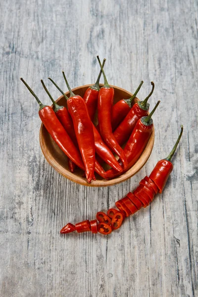 Červené Mexické Hot Chili Papričky Misce Dřevěné Pozadí Ploché Rozložení — Stock fotografie