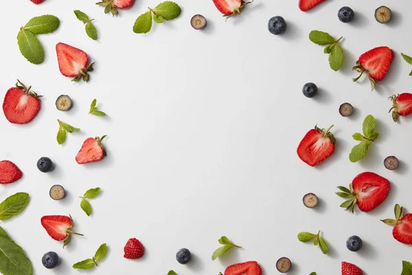 Farbenfroher Rahmen Aus Minzblättern Erdbeeren Und Blaubeeren Auf Weißem Hintergrund — Stockfoto