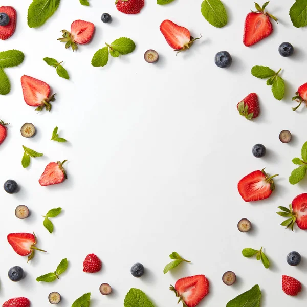 Farbenfroher Rahmen Aus Minzblättern Erdbeeren Und Blaubeeren Auf Weißem Hintergrund — Stockfoto