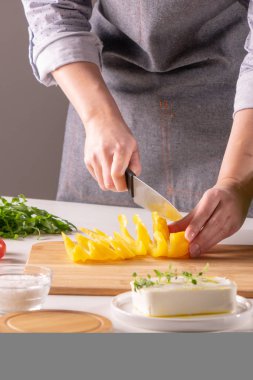 biber salatası, adım adım tarifi yapmak için parçalar halinde kesme erkek eller