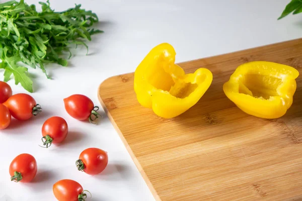 Tomaten Halbe Gelbe Paprika Auf Holzbrett Käse Und Frische Kräuter — Stockfoto
