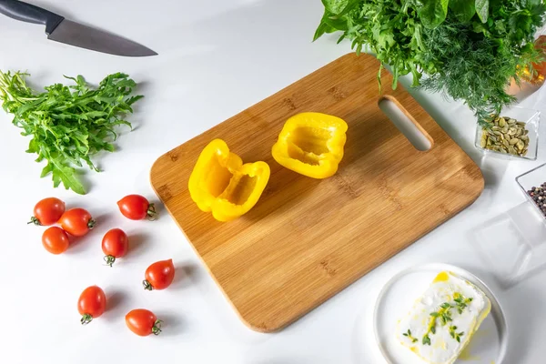 Tomaten Halbe Gelbe Paprika Auf Holzbrett Käse Und Frische Kräuter — Stockfoto