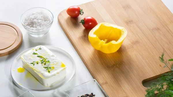 Tomaten Gele Peper Houten Plank Kaas Witte Keukentafel Verse Ingrediënten — Stockfoto