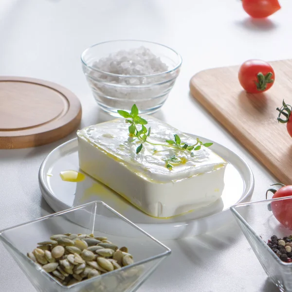 Geschälte Sonnenblumenkerne Käse Tomaten Und Salz Auf Einem Weißen Küchentisch — Stockfoto