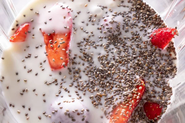 新鲜的自制奶昔 用草莓 牛奶和奇亚种子制成 放在玻璃碗里 — 图库照片