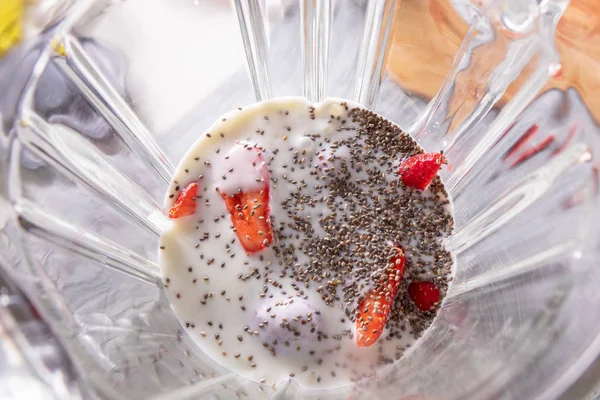 Frischer Hausgemachter Milchshake Aus Erdbeeren Milch Und Chiasamen Glasschale — Stockfoto