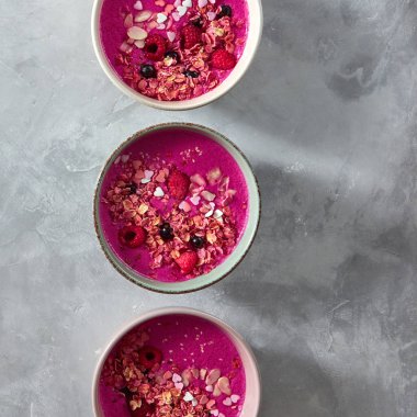 granola, pancar ve seramik kaseler, meyveleri ile güler yüzlü sağlıklı kahvaltı 